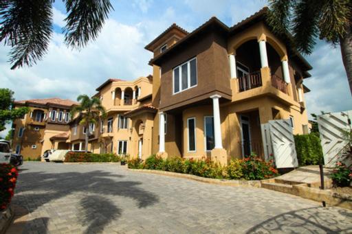 Luxury Penthouse Condo With Pool Kingston Exterior foto
